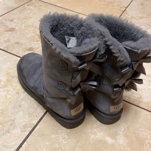 Women’s UGGS - gray w/ ribbons